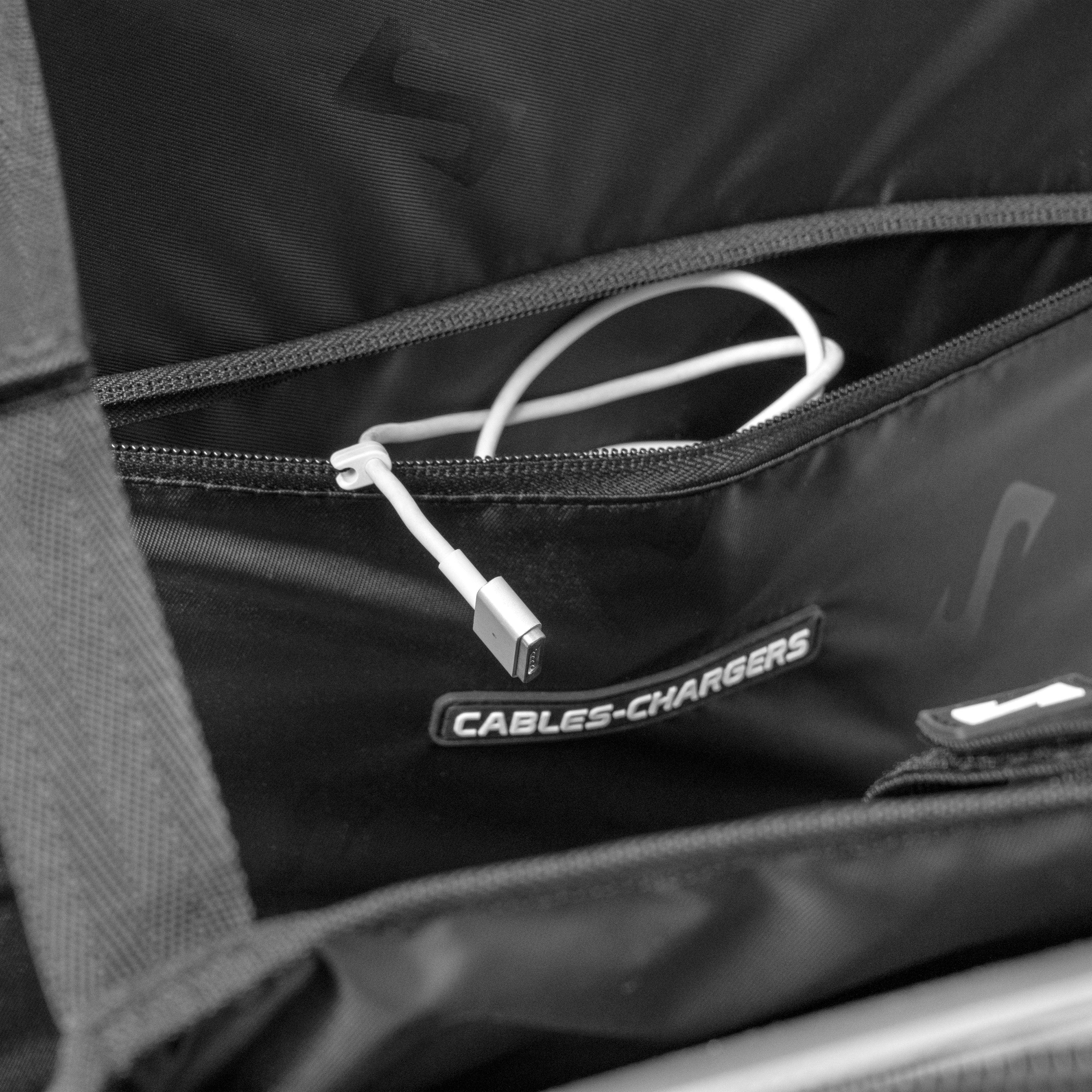 Backpack Pro 35L Synerskin cable detail
